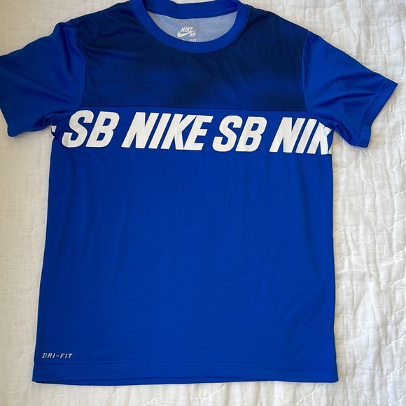 Nike SB Dri-Fit Boys LARGE T Shirt - Picture 1 of 3